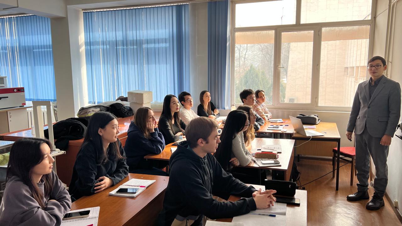 ҚазҰУ жас зерттеушінің БҰҰ ТДМ 4 (Сапалы білім) аясындағы академиялық бағытын талқылады